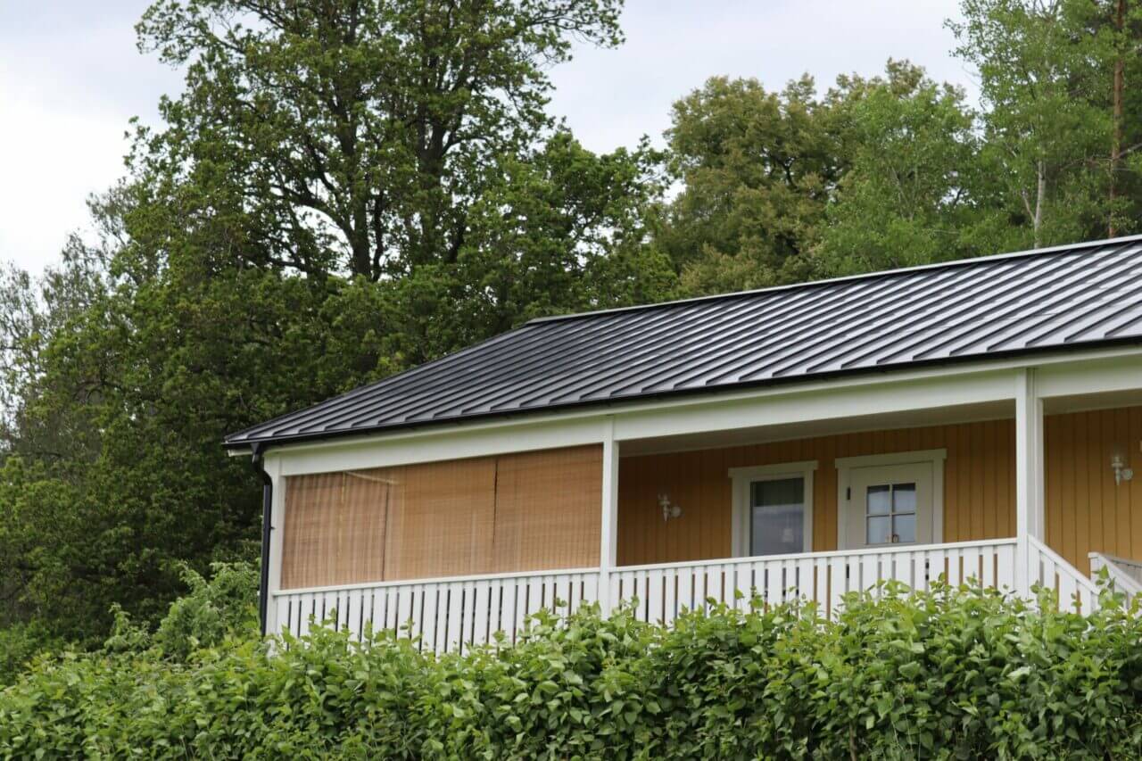 Gult hus från sidan med slim solceller